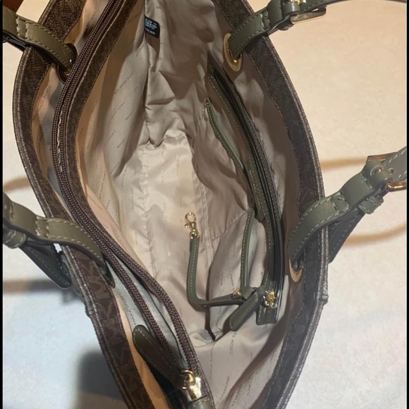 Sold - Picture 4 of 6